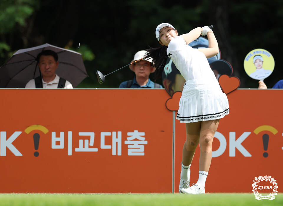 유현조가 힘차게 샷을 날리고 있다. /KLPGA 제공