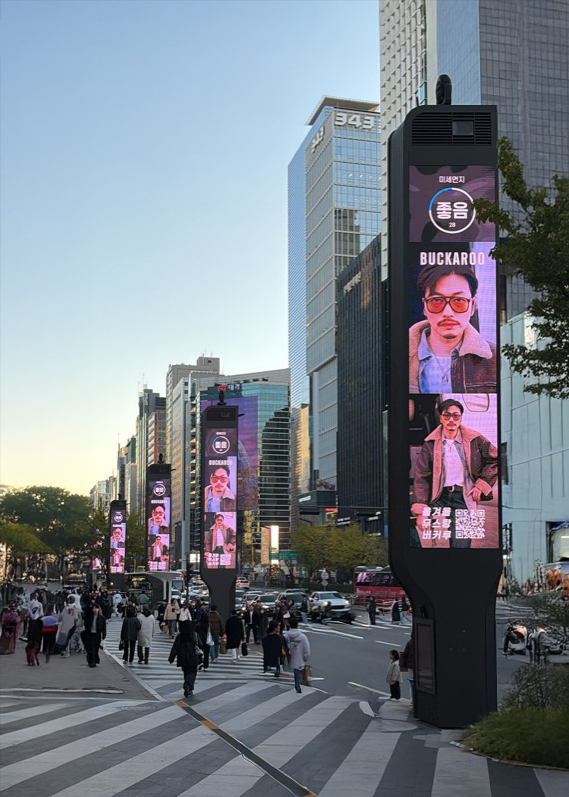 버커루(BUCKAROO)가 25 겨울 시즌을 맞아 ‘무스탕’ 컬렉션을 선보이며 옥외광고 캠페인을 확대한다./한세엠케이