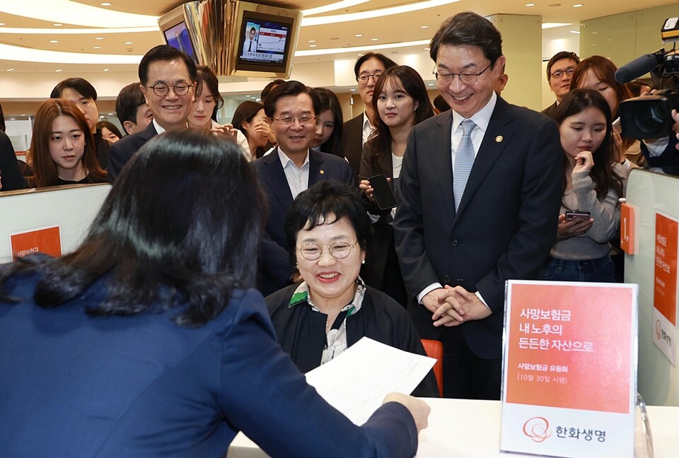 이억원 금융위원장이 지난달 30일 서울 중구 한화생명 시청 고객센터에서 사망보험금 유동화 출시일에 맞춰 준비상황을 점검하고 있다. 사진/연합뉴스