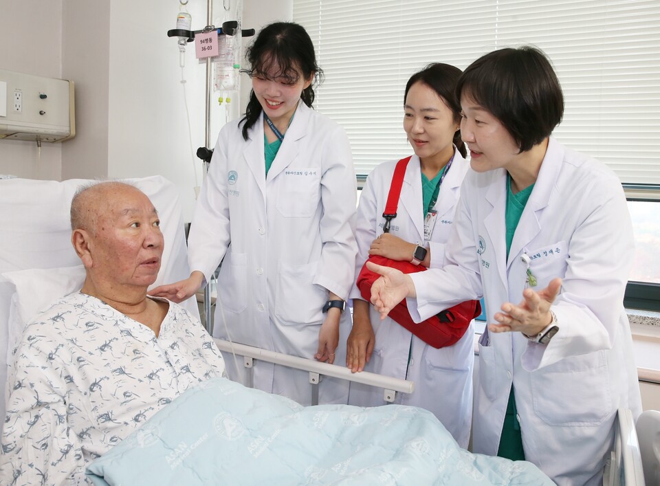 서울아산병원 낙상대응팀이 낙상 환자에게 낙상 재발 방지 교육을 진행하고 있다./서울아산병원 제공