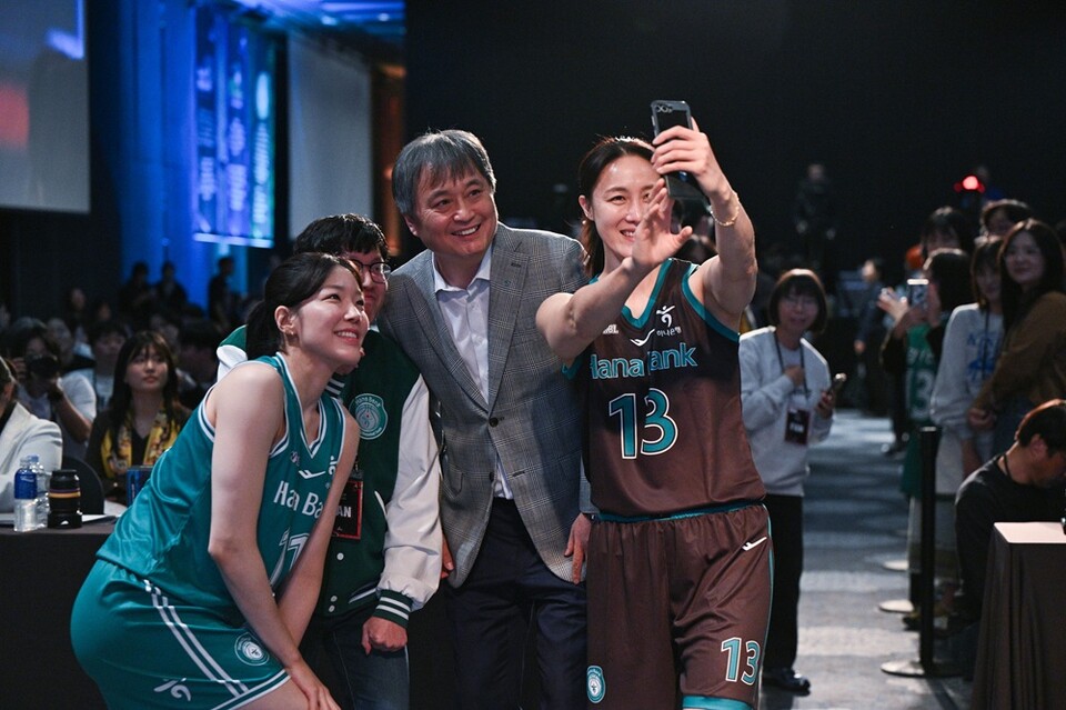 양인영(왼쪽부터), 이상범 감독, 김정은이 여자프로농구 개막 미디어데이에서 팬과 기념 촬영하고 있다. /WKBL 제공