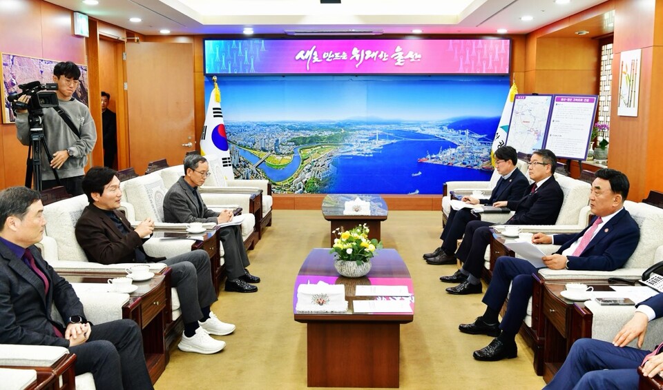 조현일 경산시장, 김두겸 울산시장과 경산~울산간 고속도로 건설 공동대응 논의. 사진=경산시