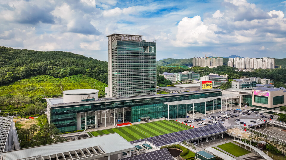 용인특례시(시장 이상일)는 17일 서울 중구 더 플라자 호텔에서 열린 ‘2025 한국에너지대상’에서 에너지 효율 향상 시책 추진과 홍보 성과를 인정받아 기후에너지환경부 장관 표창을 수상했다고 18일 밝혔다./ 용인특례시 제공