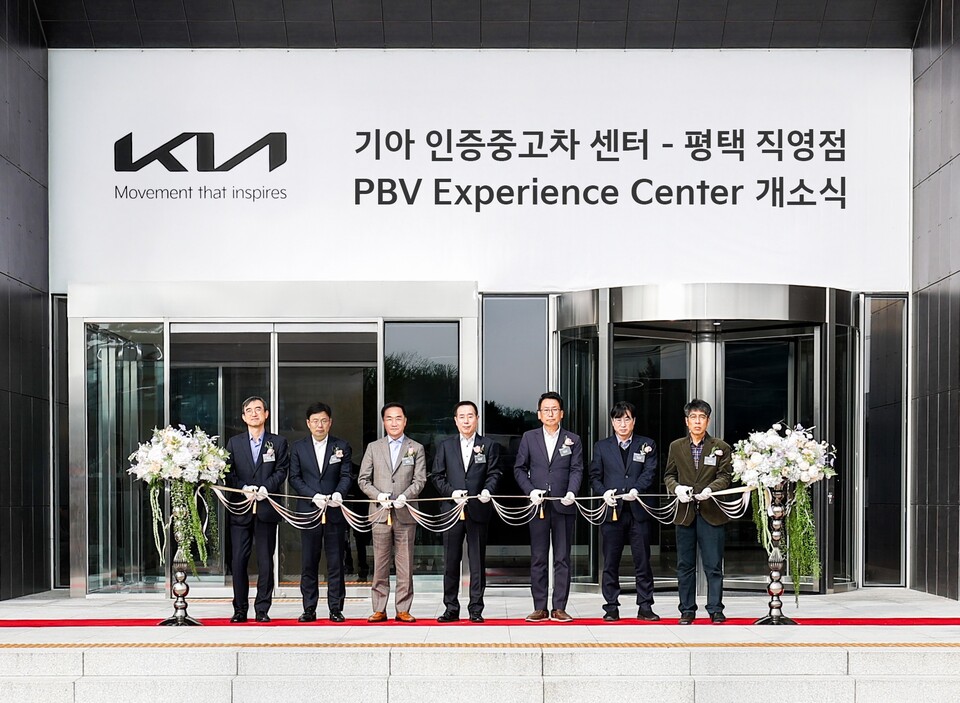 평택시(시장 정장선)는 17일 청북 현곡리 일원에서 기아㈜의 ‘인증중고차 센터 평택 직영점’과 ‘PBV 익스피리언스 센터’가 공식 개소했다고 밝혔다./ 평택시 제공