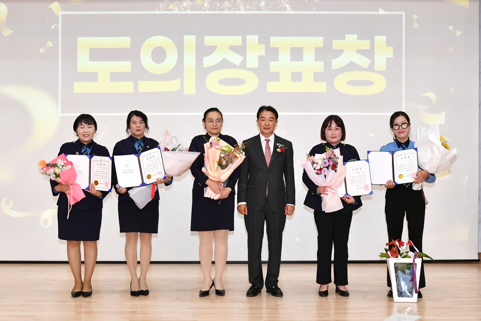 경상남도의회(의장 최학범)는  경남경찰청에서 열린 ‘제14회 어린이 교통사고 제로화 촉진대회’에 참석해 경남녹색어머니연합회 회원들의 노고를 격려했다. 사진=경상남도의회