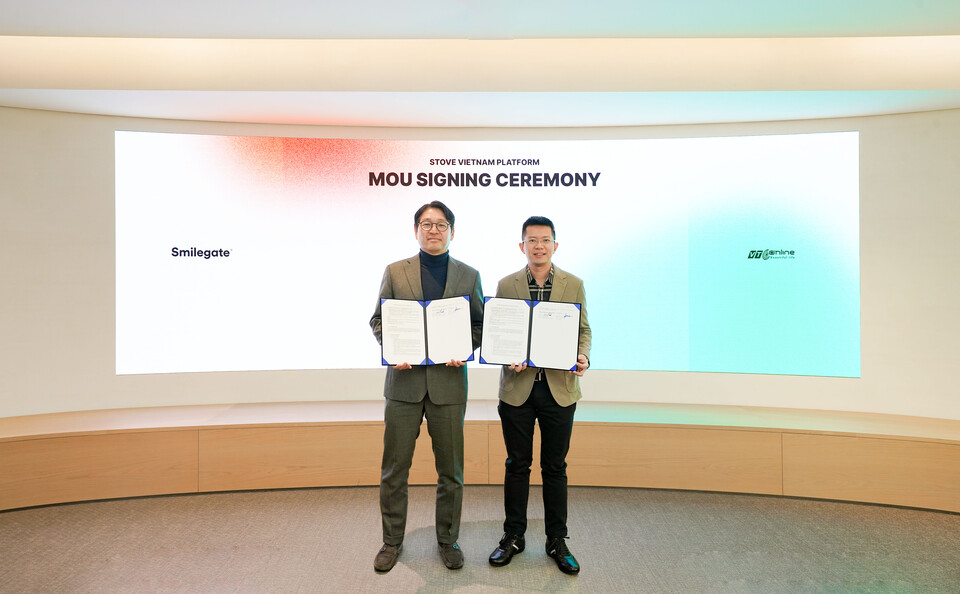 백영훈 스마일게이트 홀딩스 메가포트 부문 대표(왼쪽)와 레 비엣 호아 VTCO CEO./스마일게이트