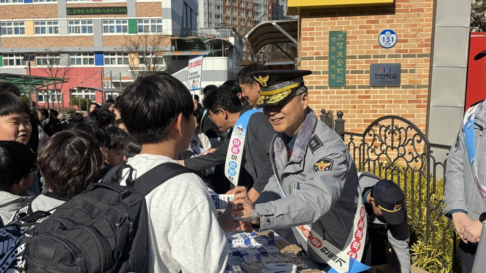 경북경찰청,예천 호명초등학교에서 ‘어린이 등하굣길 안전 캠페인’ 실시 .사진=경북경찰청 제공