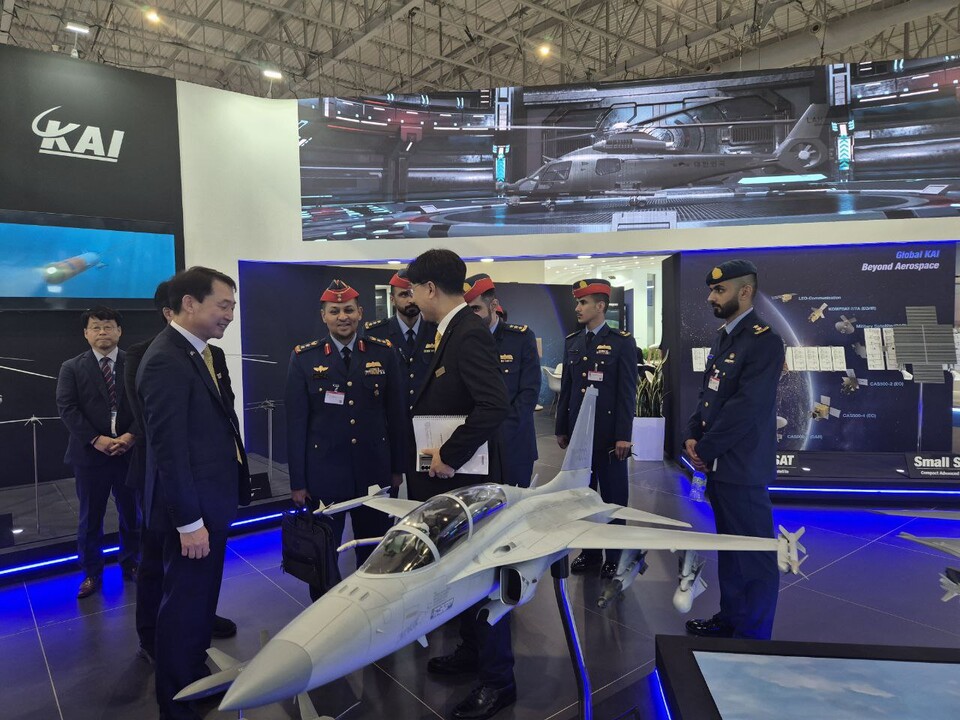 오는 21일까지 열리는 아랍에미리트(UAE) 두바이 에어쇼에 참가한 KAI 부스에 UAE 공군 공동개발위원장 일행이 방문해 전시물을 둘러보고 있다./KAI