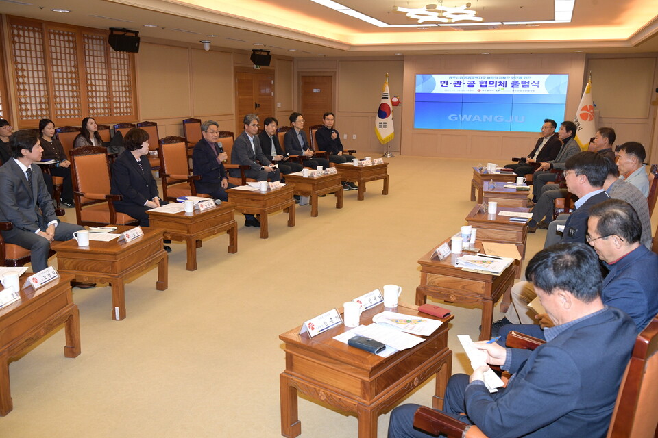 강기정 광주광역시장이 18일 오후 시청 비즈니스룸에서 열린 광주산정 공공주택지구사업의 원활한 추진을 위한 민·관·공 협의체 출범식에 참석하여 인사말을 한 후 참석자들과 함께 기념촬영을 하고 있다. /사진=광주광역시