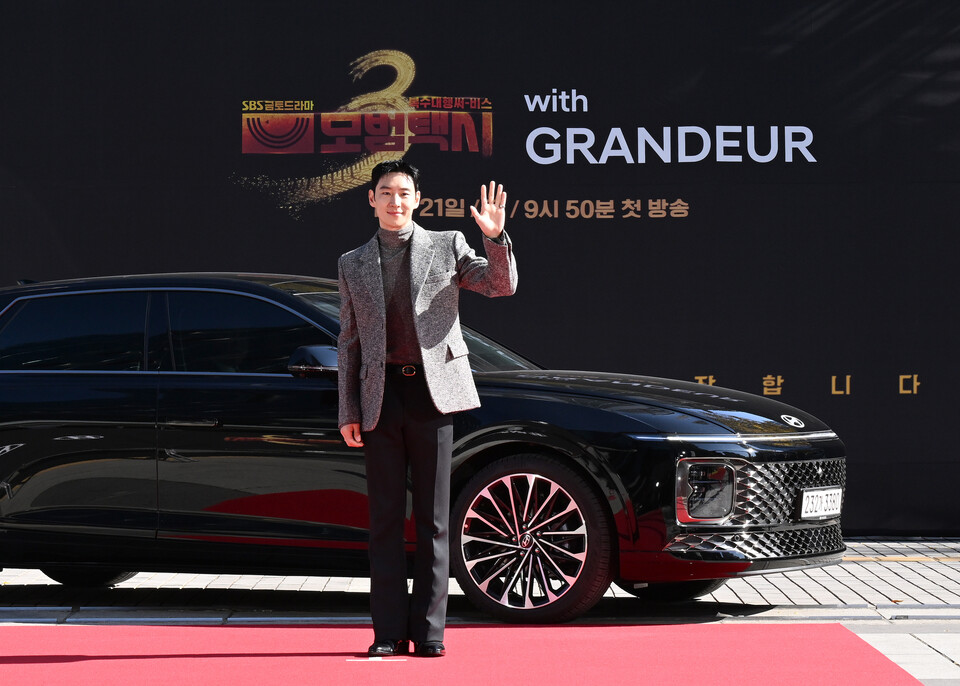 18일 SBS 목동 사옥에서 열린 모범택시3 제작발표회에 그랜저를 타고 등장한 배우 이제훈./현대자동차