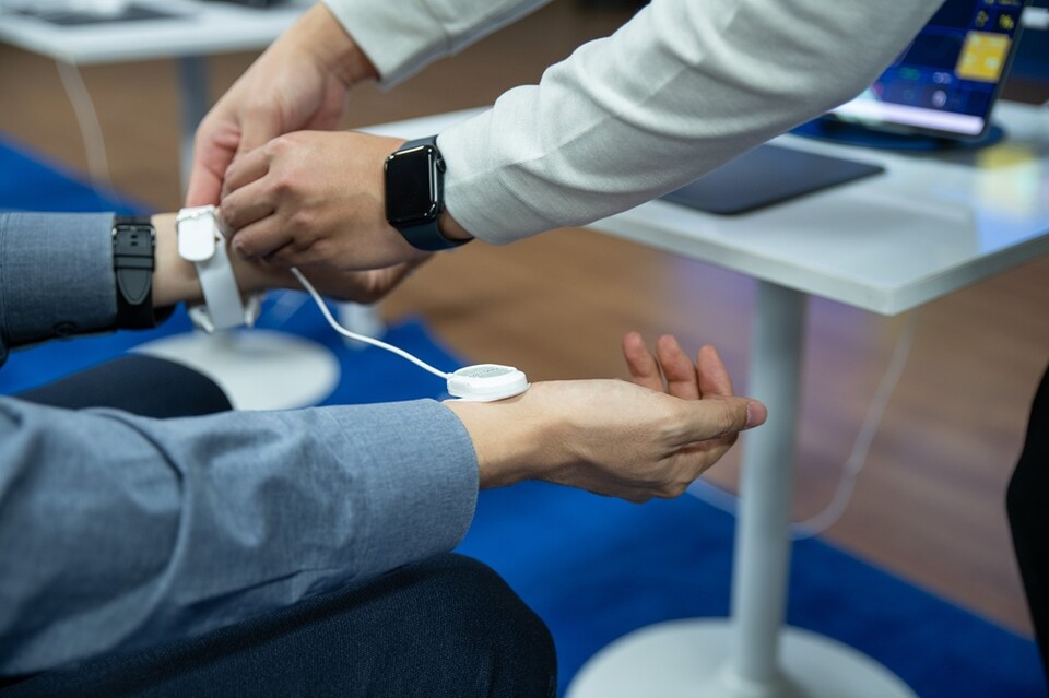 한 참관객이 AF Summit 2025에서 열린 대웅제약 '디지털 헬스존'에서 웨어러블 심전도 기기를 착용해 보고 있다./대웅제약 제공