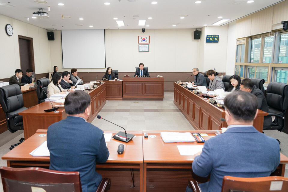 용인특례시의회 자치행정위원회(위원장 김진석)는 지난 17일, 기획조정실, 시민소통관, 감사관, 공보관, 미디어담당관 등 5개 부서에 대한 행정사무감사를 실시했다./ 용인특례시의회 제공