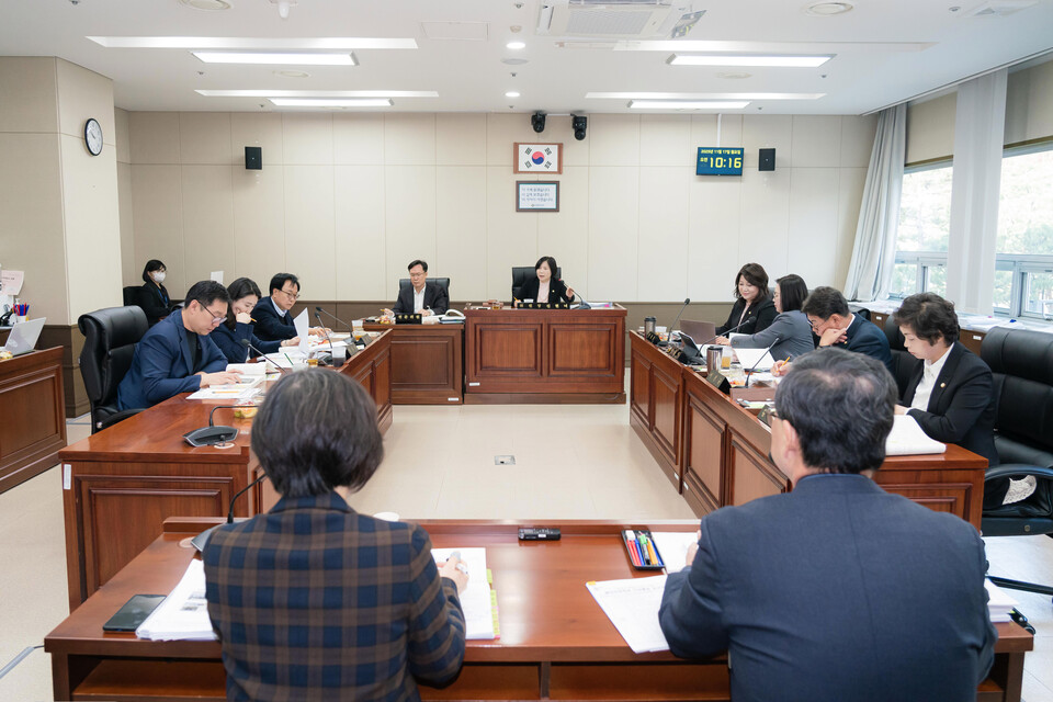 용인특례시의회 경제환경위원회(위원장 신현녀)는 17일, 경제산업국과 농림축산국 소속 부서를 대상으로 행정사무감사를 진행했다./ 용인특례시의회 제공