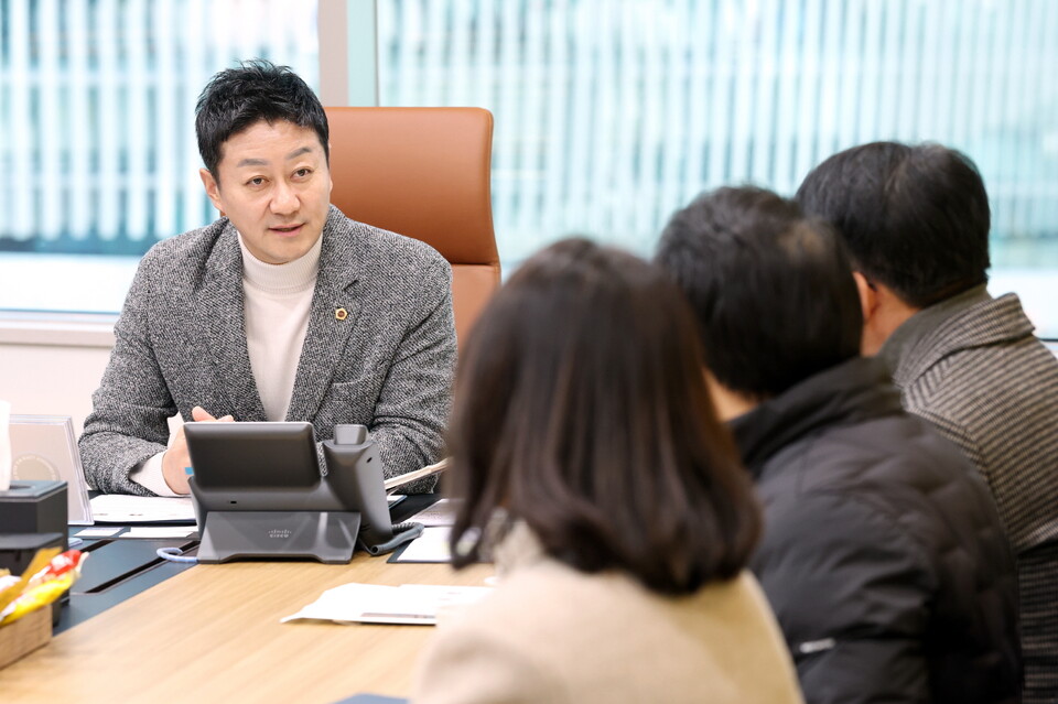 김진경 경기도의회 의장(더불어민주당·시흥3)이 18일 경기도의 내년도 복지 예산 삭감과 관련해 강득구 국회의원, 경기도장애인복지단체연합회, 경기도장애인직업재활시설협회와 잇따라 면담을 진행하며 현장의 심각한 우려를 청취했다./ 경기도의회 제공