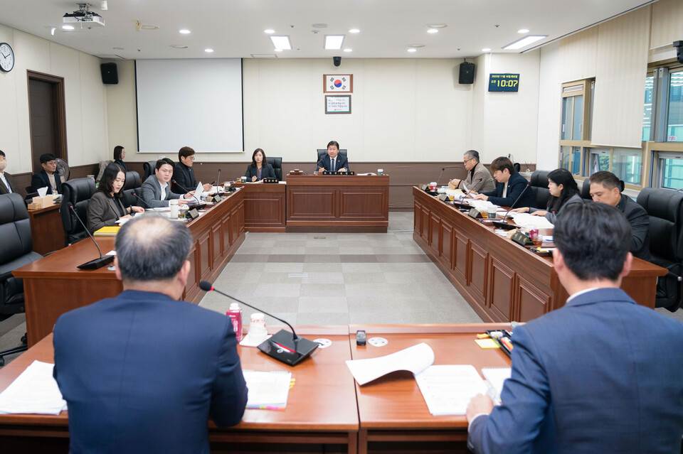 용인특례시의회 자치행정위원회(위원장 김진석)가 18일 자치행정국 소속 ▲행정과 ▲자치분권과 ▲인사관리과 ▲민원여권과를 대상으로 2025년도 행정사무감사 2일차 감사를 진행하며 기록물 관리, 인사 운영, 주민자치, 복지·교육 체계 등 전 분야에 걸쳐 촘촘한 점검과 개선 요구를 쏟아냈다./ 용인특례시의회 제공