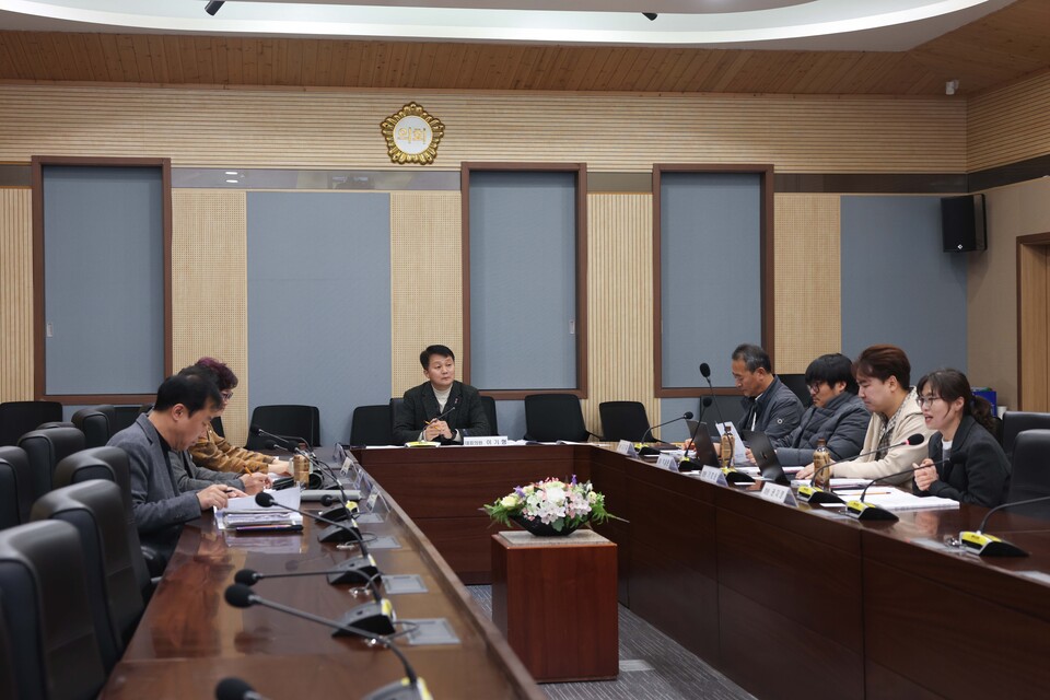 이기형 대표의원은 “평택시는 산업단지 조성과 인구 증가로 노동자 수가 많지만, 이에 부합하는 시 차원의 노동정책 체계는 아직 미흡하다”며, “이번 연구회 결과가 평택시 노동 환경 개선에 실질적으로 활용되어, 누구나 안전하고 공정하게 보상받는 노동 환경을 만드는 계기가 되길 바란다”고 강조했다./ 평택시의회 제공