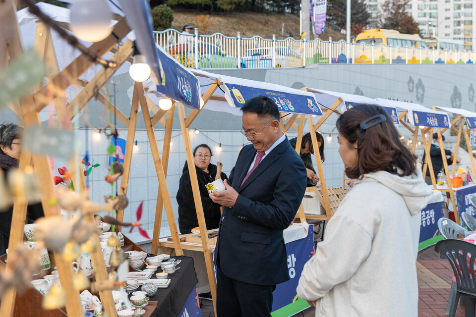 김재욱 칠곡군수가‘가족놀장’ 행사장을 찾아 지역 생활예술가가 만든 공예품을 살펴보고 있다. 사진=칠곡군 제공