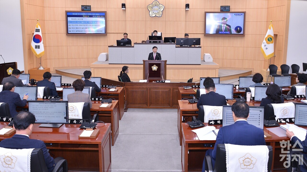 ▲정기명 여수시장이 18일 시의회 본회의장에서 내년도 예산안 제출 및 시정 운영 방향을 발표하고 있다. (사진=여수시)