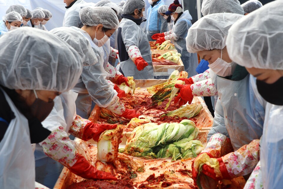 자생한방병원 임직원과 자생봉사단이 김장을 하고 있다./자생한방병원 제공