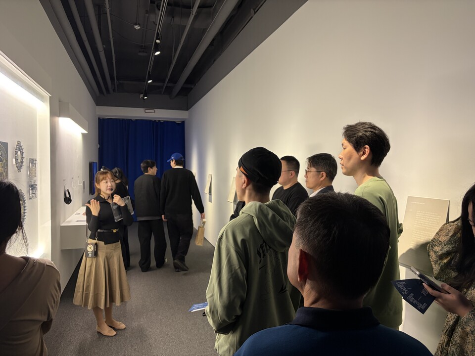 세화미술관 특별 도슨트 해설 프로그램에 참여하고 있는 관람객들의 모습./ 태광그룹 제공