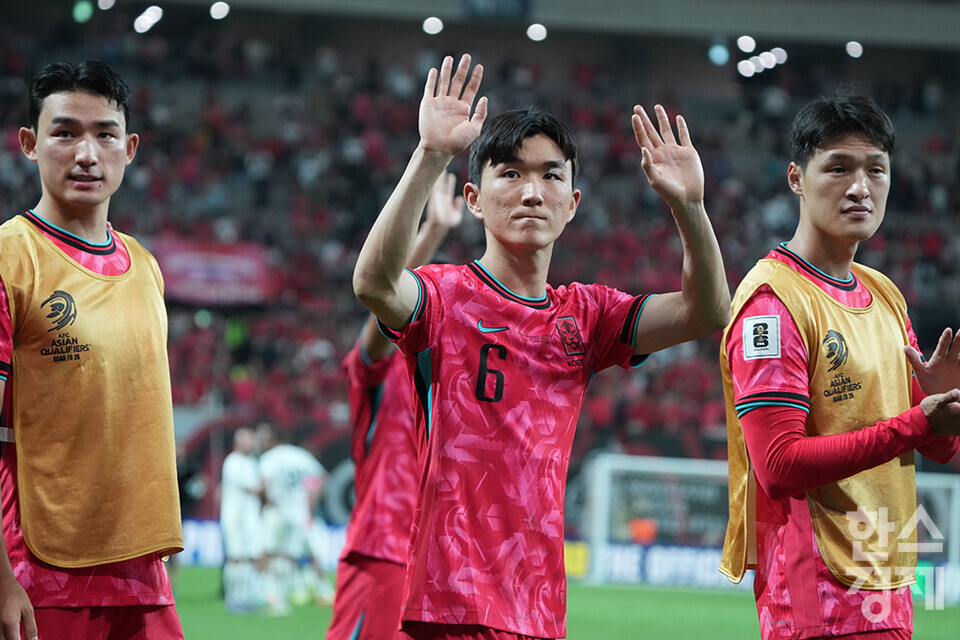 서울월드컵경기장에서 열린 2026 FIFA 월드컵 아시아 3차 예선 팔레스타인전을 0-0으로 마친 후 팬들에게 인사하고 있다. /최대성 기자 