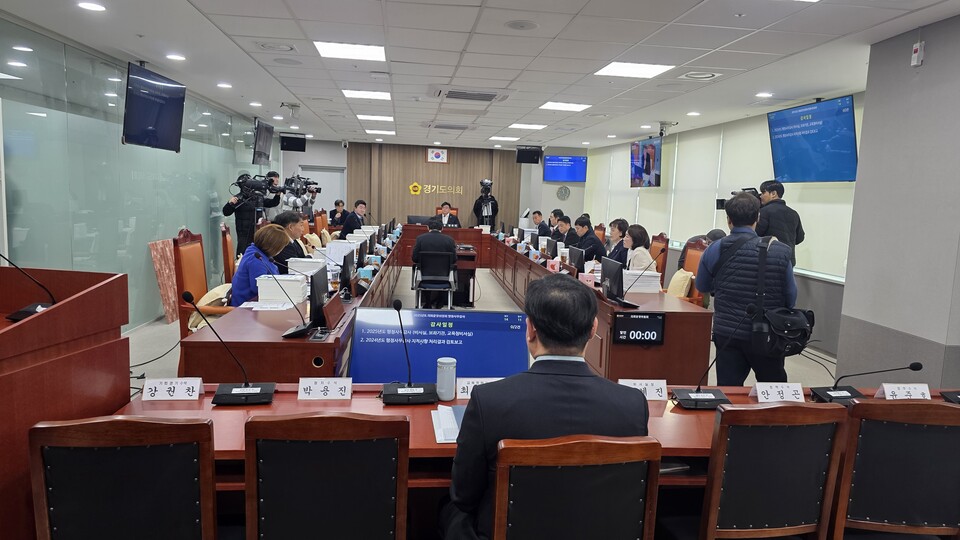 경기도 산하기관의 불법 녹취 지시 논란이 채 가라앉기도 전에, 19일 경기도의회 의회운영위원회의 행정사무감사가 김동연 경기도지사 핵심 정무라인의 집단 불참으로 파행을 빚었다./ 김두일 기자