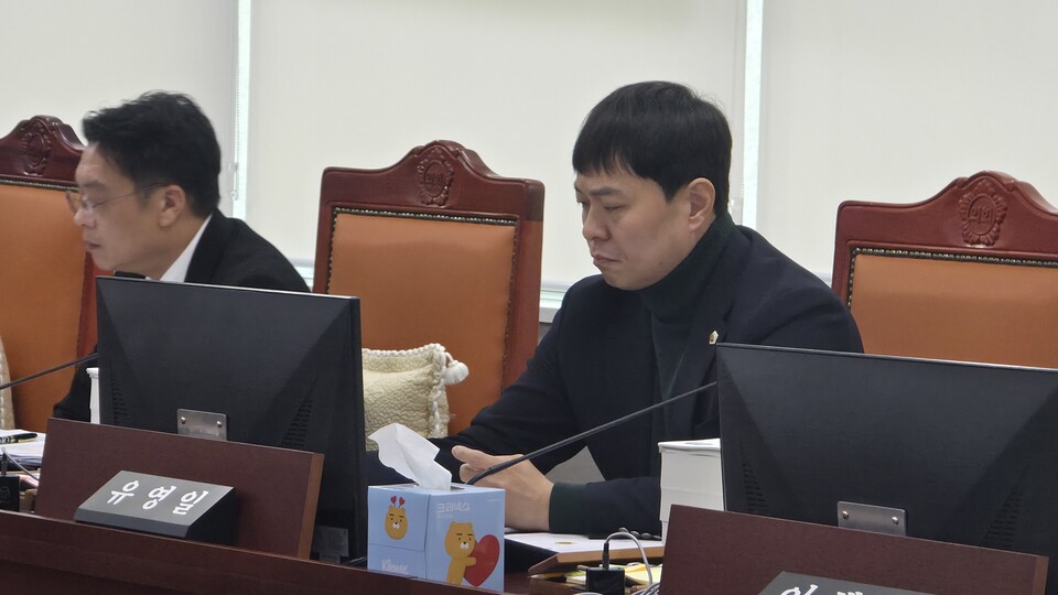 유영일 경기도의회 국민의힘 수석대변인은 “행정의 중추인 지사실 핵심이 감사를 빠진 것은 전례가 없다”며 “권력 중심부가 의회를 우습게 여기지 않고서는 있을 수 없는 일”이라고 강하게 비판했다./ 김두일 기자
