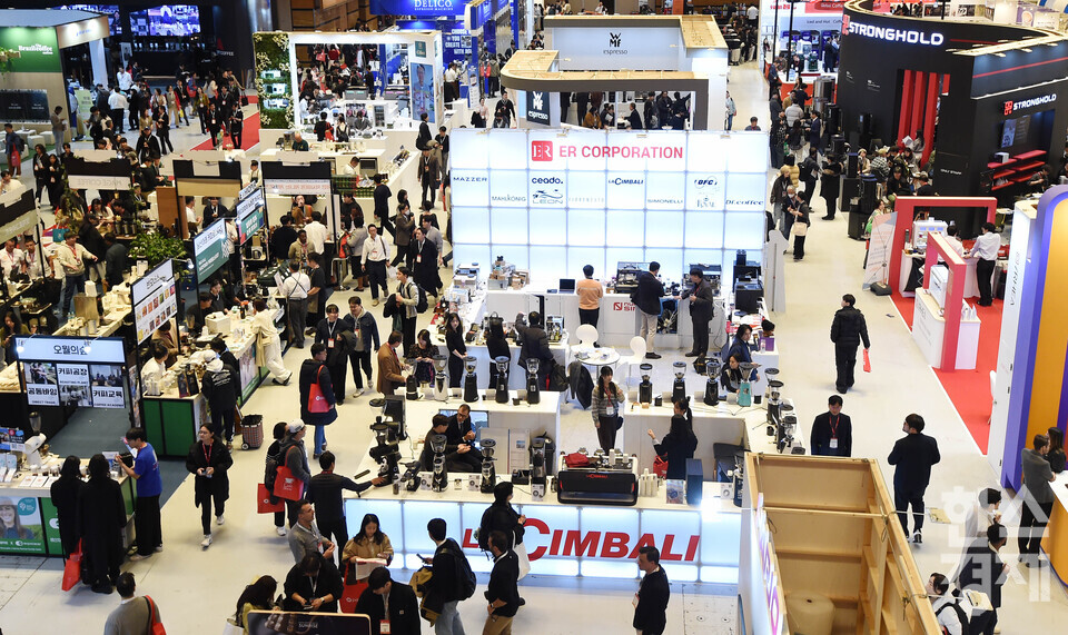 19일 서울 강남구 코엑스에서 2025 제24회 서울 카페쇼가 ‘ One Cup, All Worlds' 주제로열린 가운데 방문객들이 다양한  부스를 둘러보며 시음을 하고 있다. / 이호형 기자 leemario@sporbiz.co.kr 2025.11.19