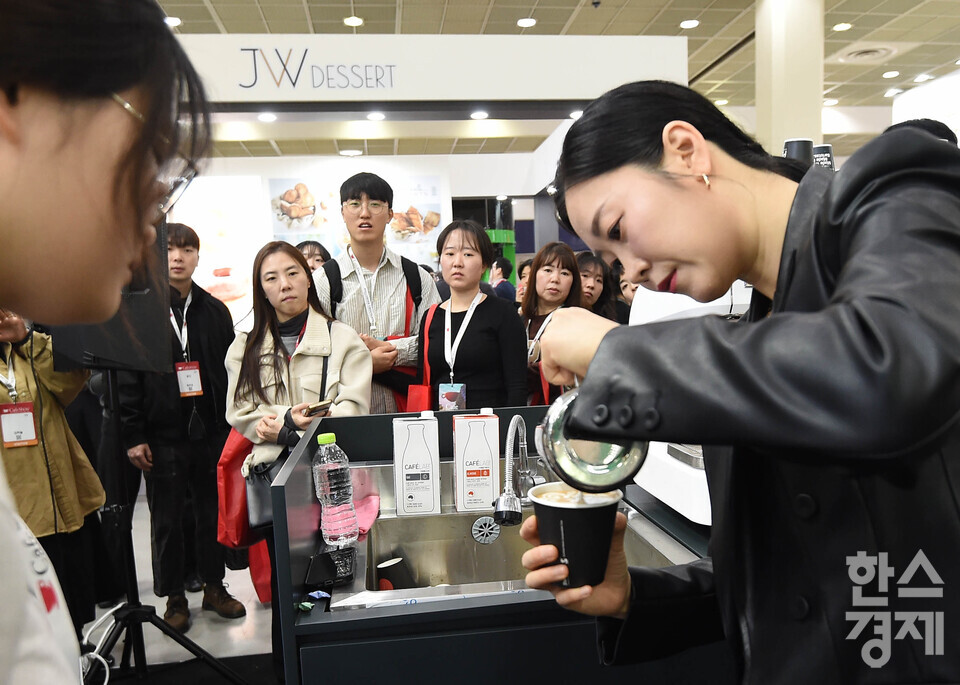 19일 서울 강남구 코엑스에서 2025 제24회 서울 카페쇼가 ‘ One Cup, All Worlds' 주제로 열린 가운데 방문객들이 한 부스서 커피 시음을 기다리고 있다. / 이호형 기자 leemario@sporbiz.co.kr 2025.11.19