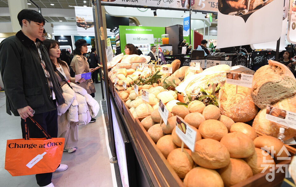 19일 서울 강남구 코엑스에서 2025 제24회 서울 카페쇼가 ‘ One Cup, All Worlds' 주제로 열린 가운데 방문객들이 한 부스서 천연 효모빵을 둘러보고 있다. / 이호형 기자 leemario@sporbiz.co.kr 2025.11.19