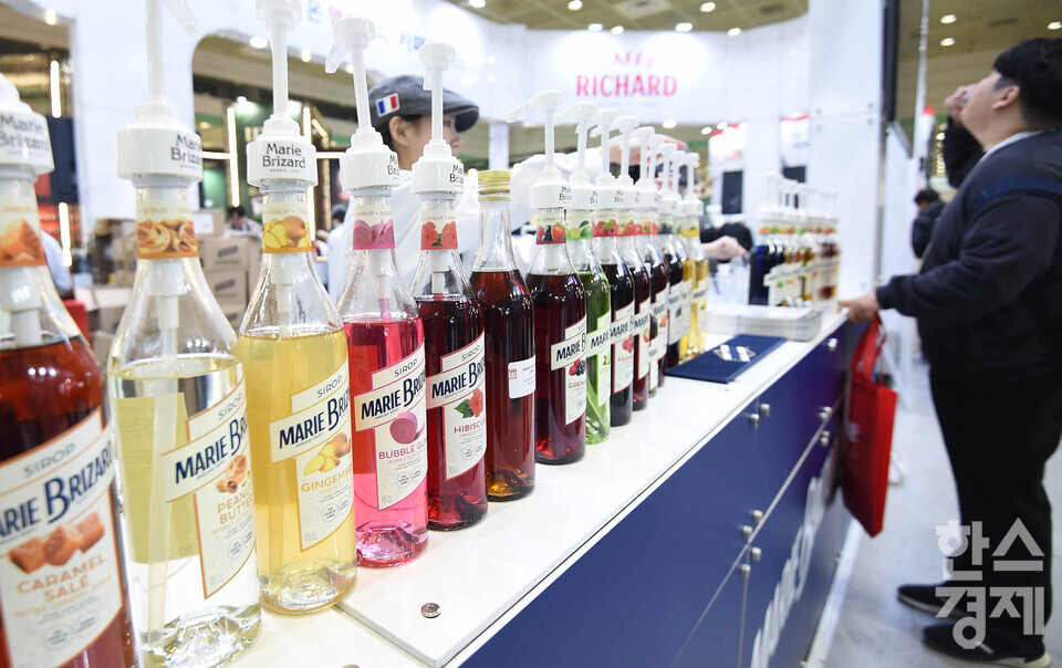19일 서울 강남구 코엑스에서 2025 제24회 서울 카페쇼가 ‘ One Cup, All Worlds' 주제로 열린 가운데 방문객이 한 부스서 프랑스 산 시럽을 시음을 하고 있다. / 이호형 기자 leemario@sporbiz.co.kr 2025.11.19
