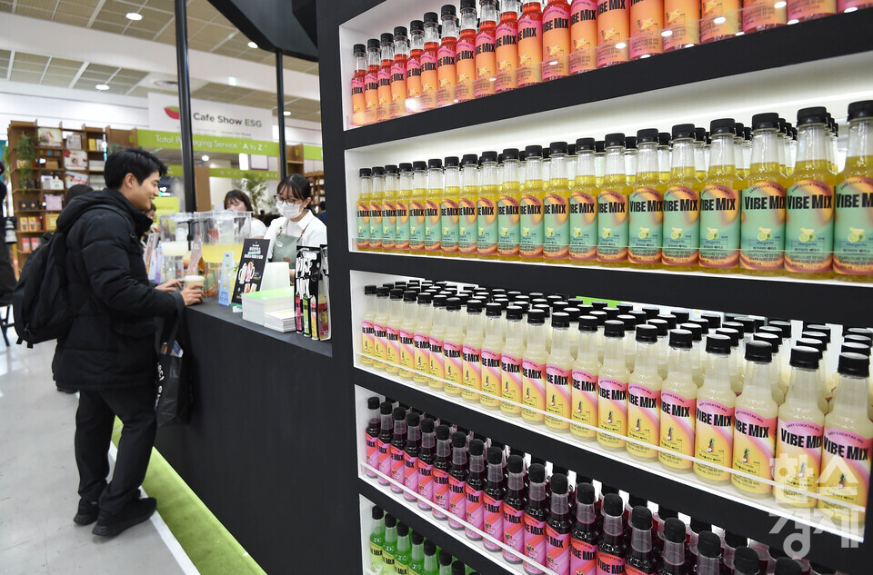 19일 서울 강남구 코엑스에서 2025 제24회 서울 카페쇼가 ‘ One Cup, All Worlds' 주제로 열린 가운데 방문객이 한 부스서 칵테일 음료를 둘러보고 있다. / 이호형 기자 leemario@sporbiz.co.kr 2025.11.19