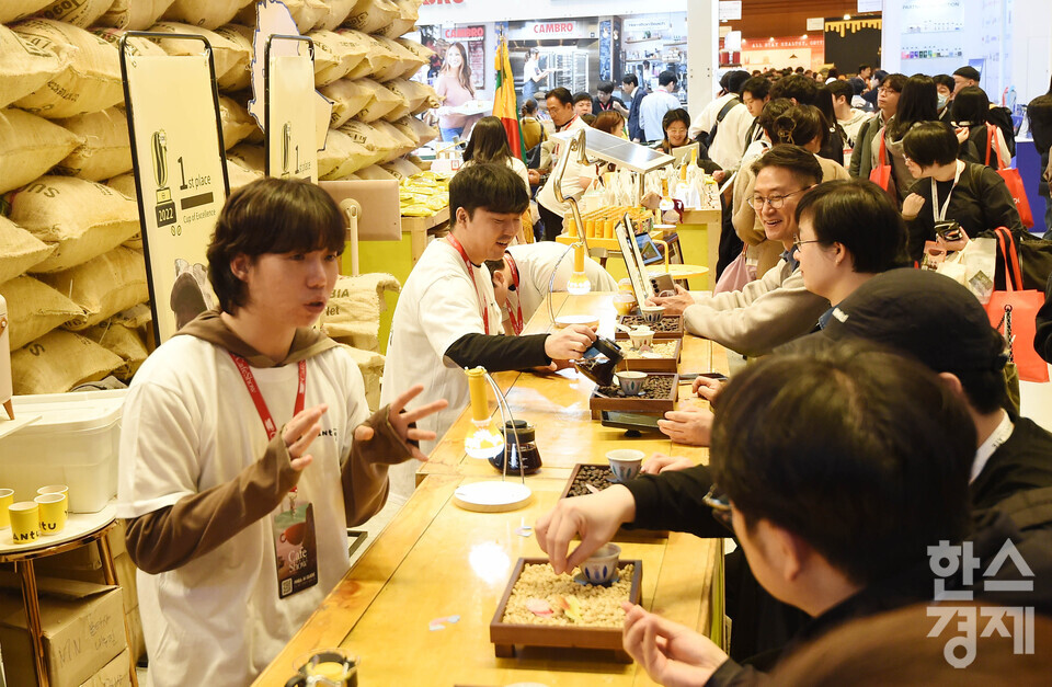 19일 서울 강남구 코엑스에서 2025 제24회 서울 카페쇼가 ‘ One Cup, All Worlds' 주제로 열린 가운데 방문객들이 한 부스서 에티오피아 커피를 시음을 하고 있다. / 이호형 기자 leemario@sporbiz.co.kr 2025.11.19