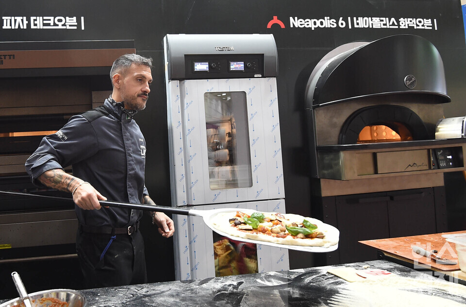 19일 서울 강남구 코엑스에서 2025 제24회 서울 카페쇼가 ‘ One Cup, All Worlds' 주제로 열린 가운데  이탈리아 부스서 한 셰프가 나폴리 피자 전기화덕오븐을 시연하고 있다. / 이호형 기자 leemario@sporbiz.co.kr 2025.11.19