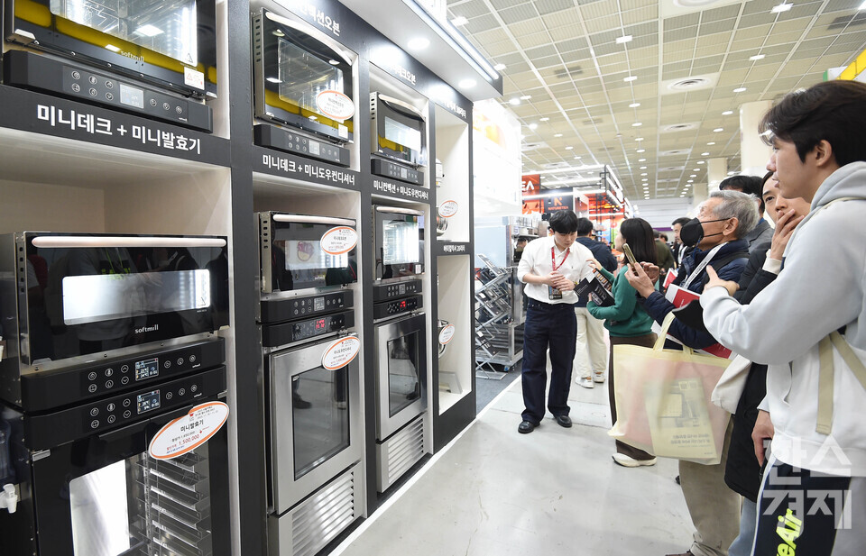 19일 서울 강남구 코엑스에서 2025 제24회 서울 카페쇼가 ‘ One Cup, All Worlds' 주제로 열린 가운데 방문객들이 한 부스서 제빵 관련 장비들을 살펴보 고 있다. / 이호형 기자 leemario@sporbiz.co.kr 2025.11.19
