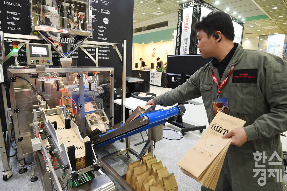 19일 서울 강남구 코엑스에서 2025 제24회 서울 카페쇼가 ‘ One Cup, All Worlds' 주제로 열린 가운데  한 부스서 커피 용기 자동화 기계를 선보이고 있다. / 이호형 기자 leemario@sporbiz.co.kr 2025.11.19