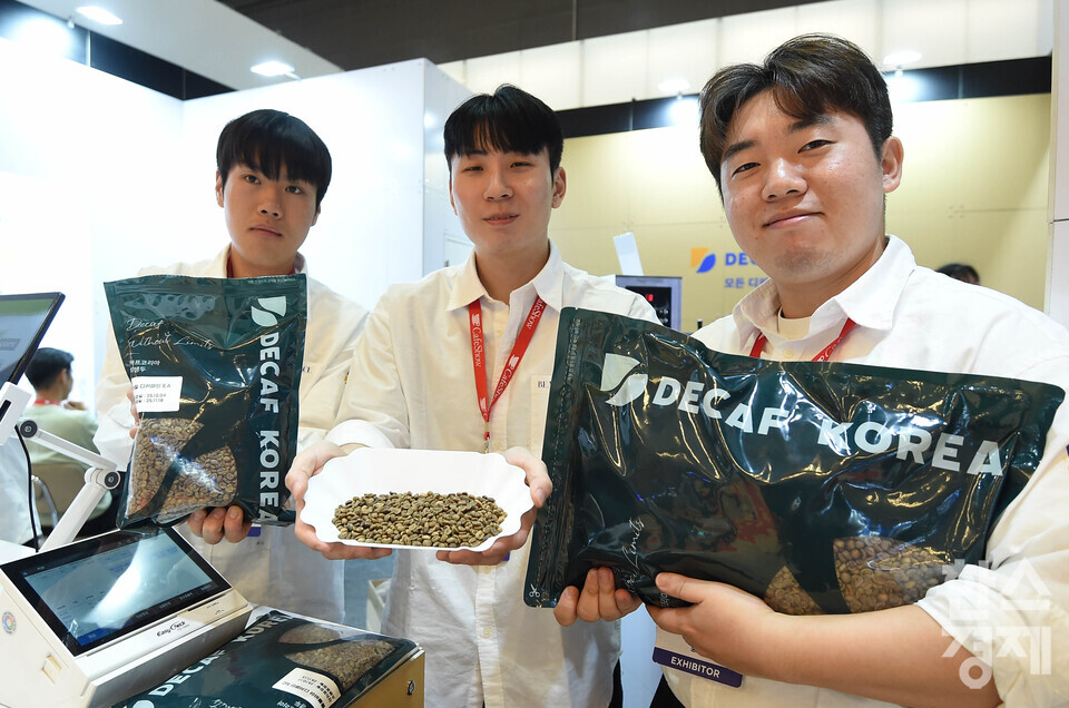 19일 서울 강남구 코엑스에서 2025 제24회 서울 카페쇼가 ‘ One Cup, All Worlds' 주제로 열린 가운데  한 부스서 디카페인 원두와 제품을 선보이고 있다. / 이호형 기자 leemario@sporbiz.co.kr 2025.11.19