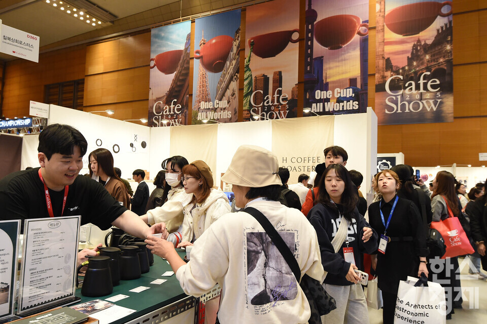 19일 서울 강남구 코엑스에서 2025 제24회 서울 카페쇼가 ‘ One Cup, All Worlds' 주제로열린 가운데 방문객들이 다양한  부스를 둘러보며 시음을 하고 있다. / 이호형 기자 leemario@sporbiz.co.kr 2025.11.19