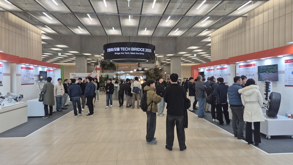경기도 의왕 현대모비스 기술연구소에서 진행된  ‘Tech Bridge 2025’에서 50개 전동화·모듈 신기술 전시 현장과 첨단 기술을 체험하는 관람객들의 모습./현대모비스