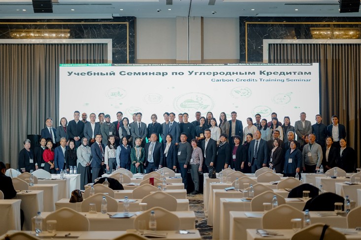 키르기스스탄 비슈케크에서 열린 '국제 온실가스 감축 공동 세미나'에서 주요 관계자들이 기념 촬영을 하고 있다. 세미나에는 키르기스스탄국회 및 정부 고위 인사가 대거 참석했다. / 업루투와이