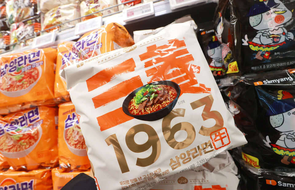 서울 시내 한 대형마트에 라면 '삼양1963'이 진열되어 있다./