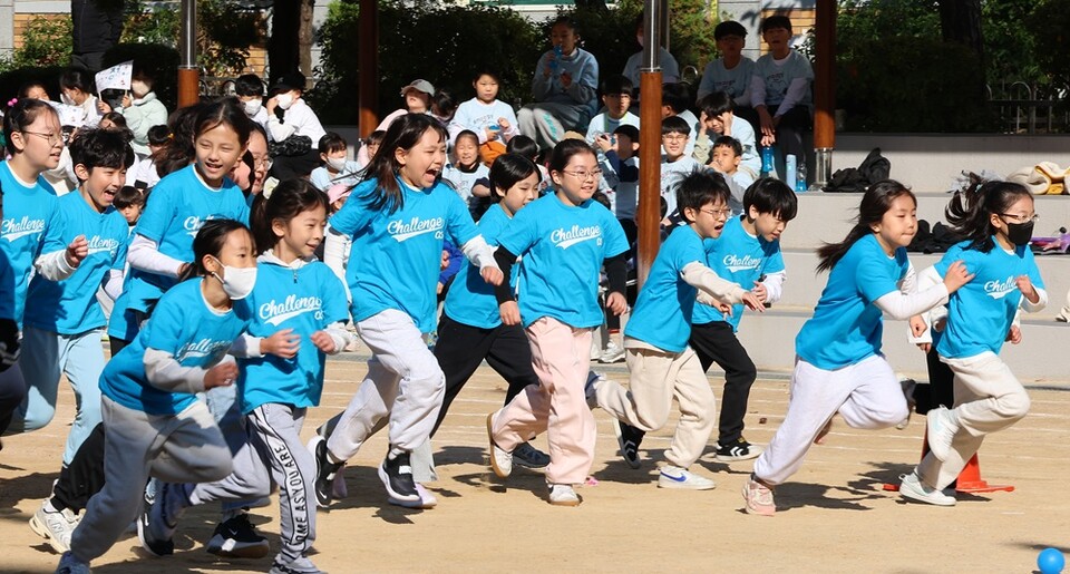 지난달 28일 인천 부평구 부곡초등학교에서 열린 3~4학년 가을운동회에서 3학년 학생들이 게임을 위해 달려 나오고 있다. /연합뉴스