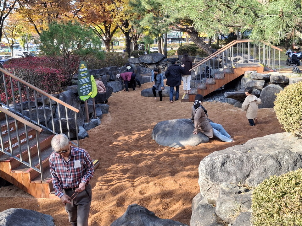 수성못·야시골공원에 ‘맨발 걷기 힐링장’ 추가 조성. 사진=대구 수성구