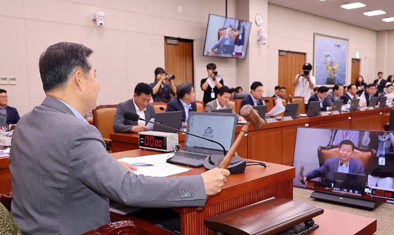 7월23일 서울 여의도 국회에서 한성숙 중기장관 후보자 청문보고서 채택의 건 등을 의결하기 위해 열린 산업통상자원중소벤처기업위원회 전체회의에서 이철규 위원장이 의사봉을 두드리고 있다.사진=연합뉴스