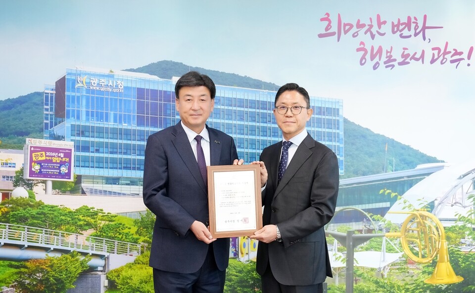 광주시(시장 방세환)는 성폭력 피해자에 대한 전문 의료지원을 강화하기 위해 참조은병원을 ‘광주시 성폭력 전담의료기관 제1호’로 지정하고 19일 지정서와 현판을 전달했다고 밝혔다./ 광주시 제공