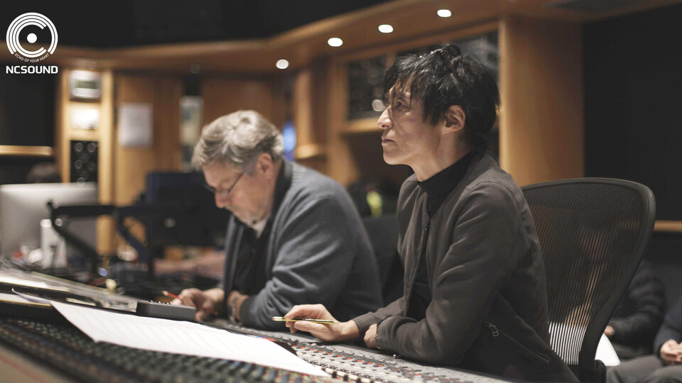 '아이온2' OST를 녹음하고 있는 양반언 작곡가./엔씨소프트