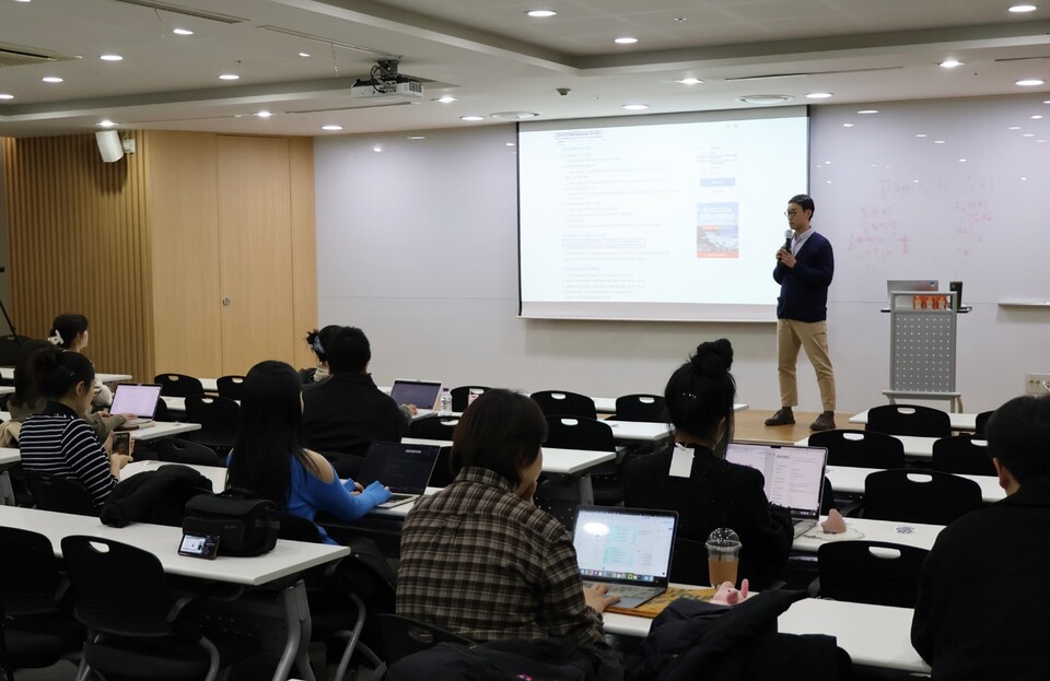 ‘사회리더 대학생 멘토링’ 행사에서 정승일 잡코리아 교육서비스사업본부 총괄이 강연을 진행하고 있다./잡코리아