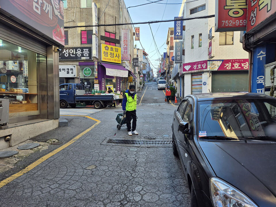 성남시(시장 신상진)는 전국 지방자치단체 가운데 처음으로 전통시장 방역소독비 지원사업을 시행한다./ 성남시 제공