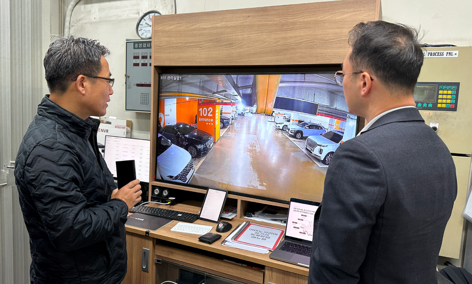 박준현 호서대학교 소방방재학과 교수(왼쪽)가 파이어스카우트 시연을 참관하는 모습./알체라