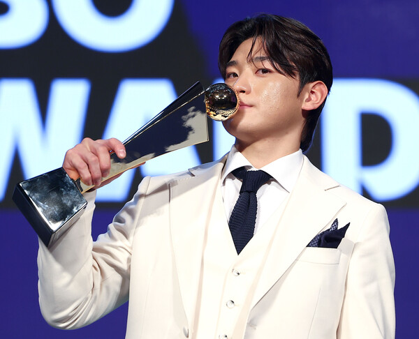 김도영이 2024 신한 SOL뱅크 KBO 시상식에서 정규시즌 최우수선수(MVP)로 선정된 뒤 기념 촬영하고 있다. /연합뉴스